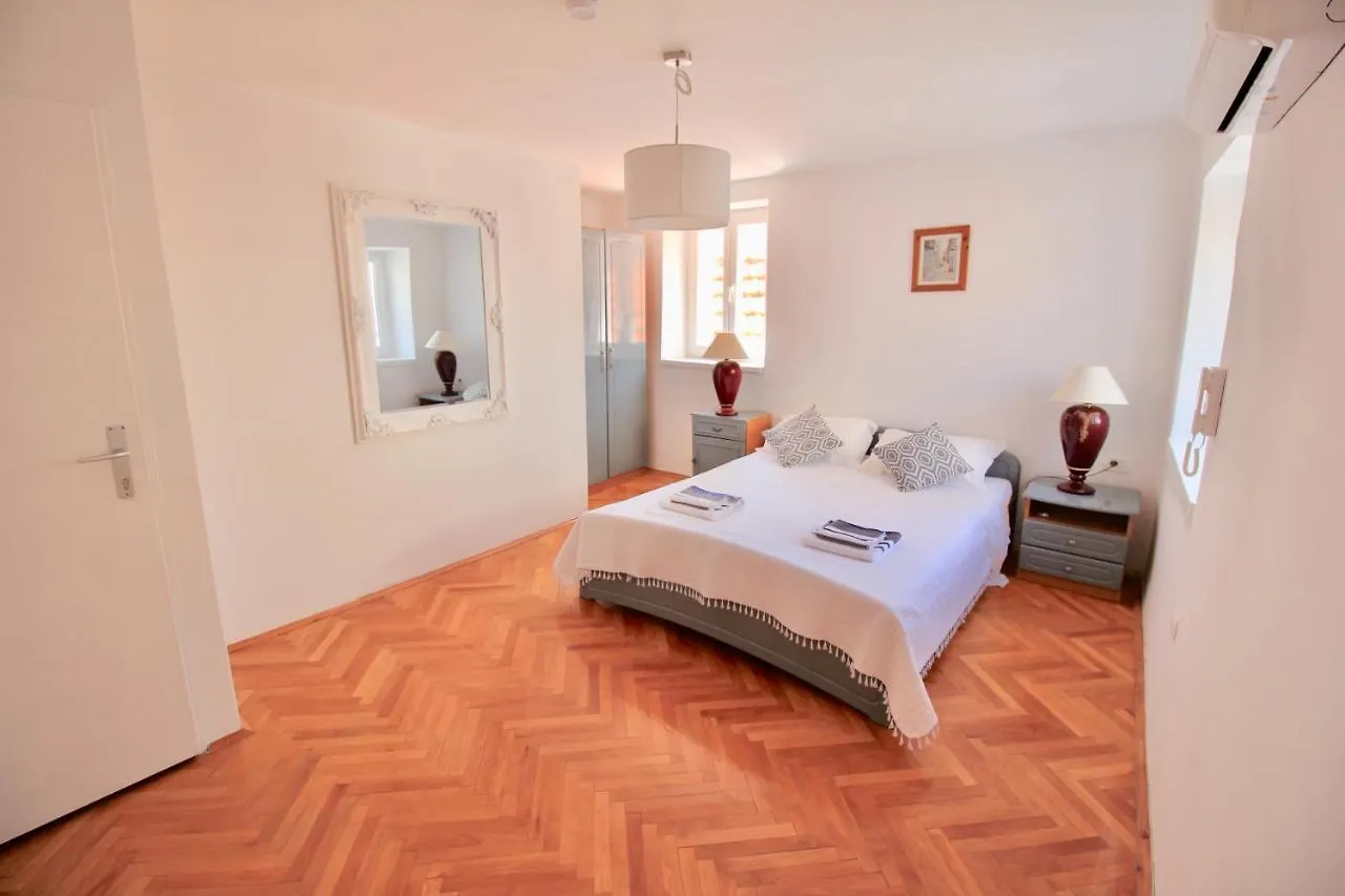 Town House In The Centre Of Historic Trogir Villa Tatil Evi