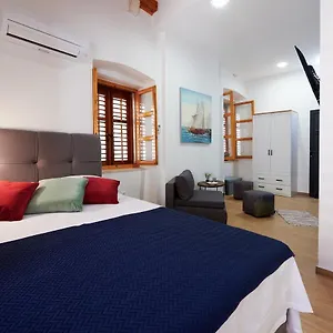 Tomy - Katy Bed & Breakfast